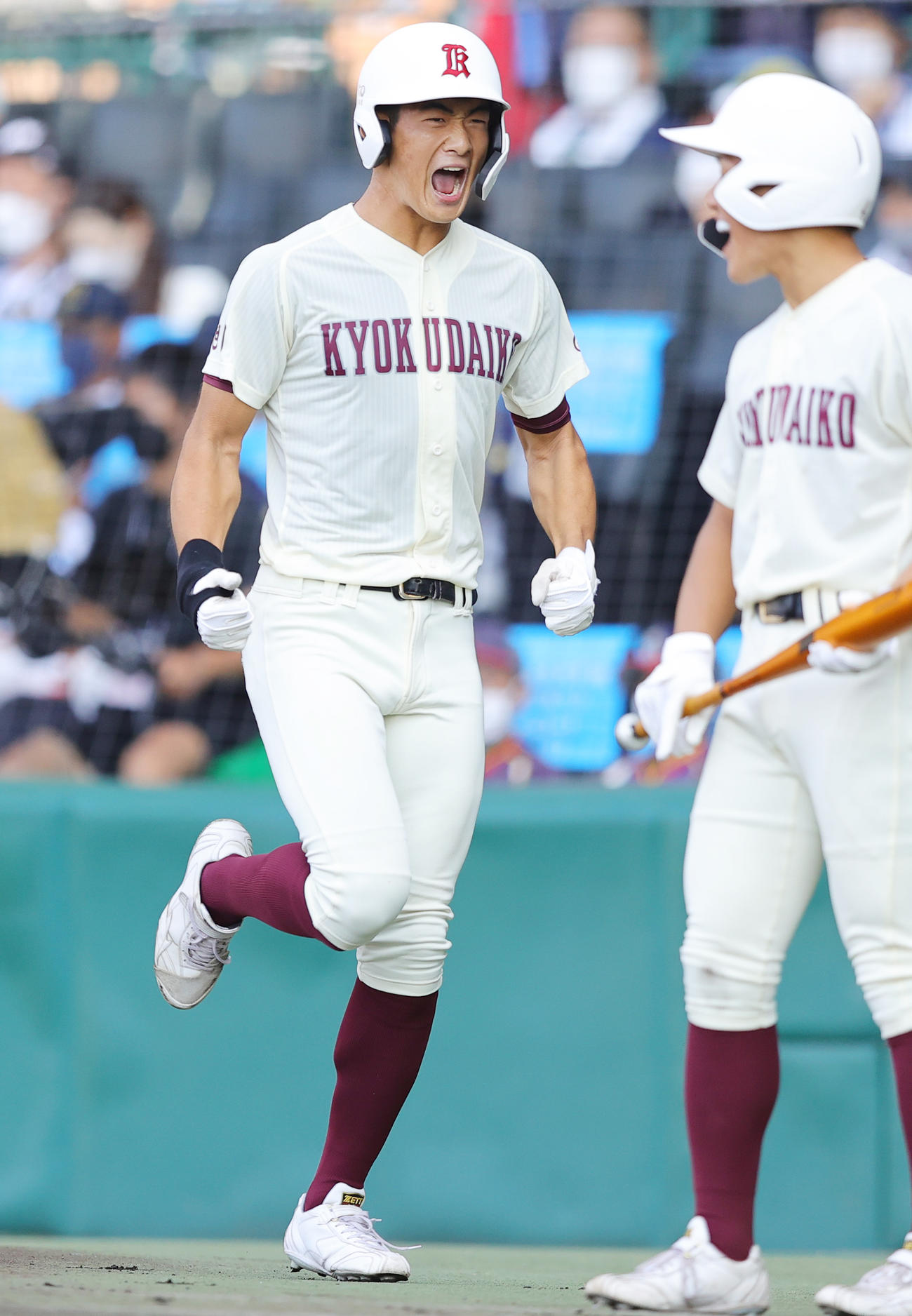 旭川大高対大阪桐蔭　1回表旭川大高1死満塁、先制中犠飛を放ちほえる山保（撮影・野上伸悟）