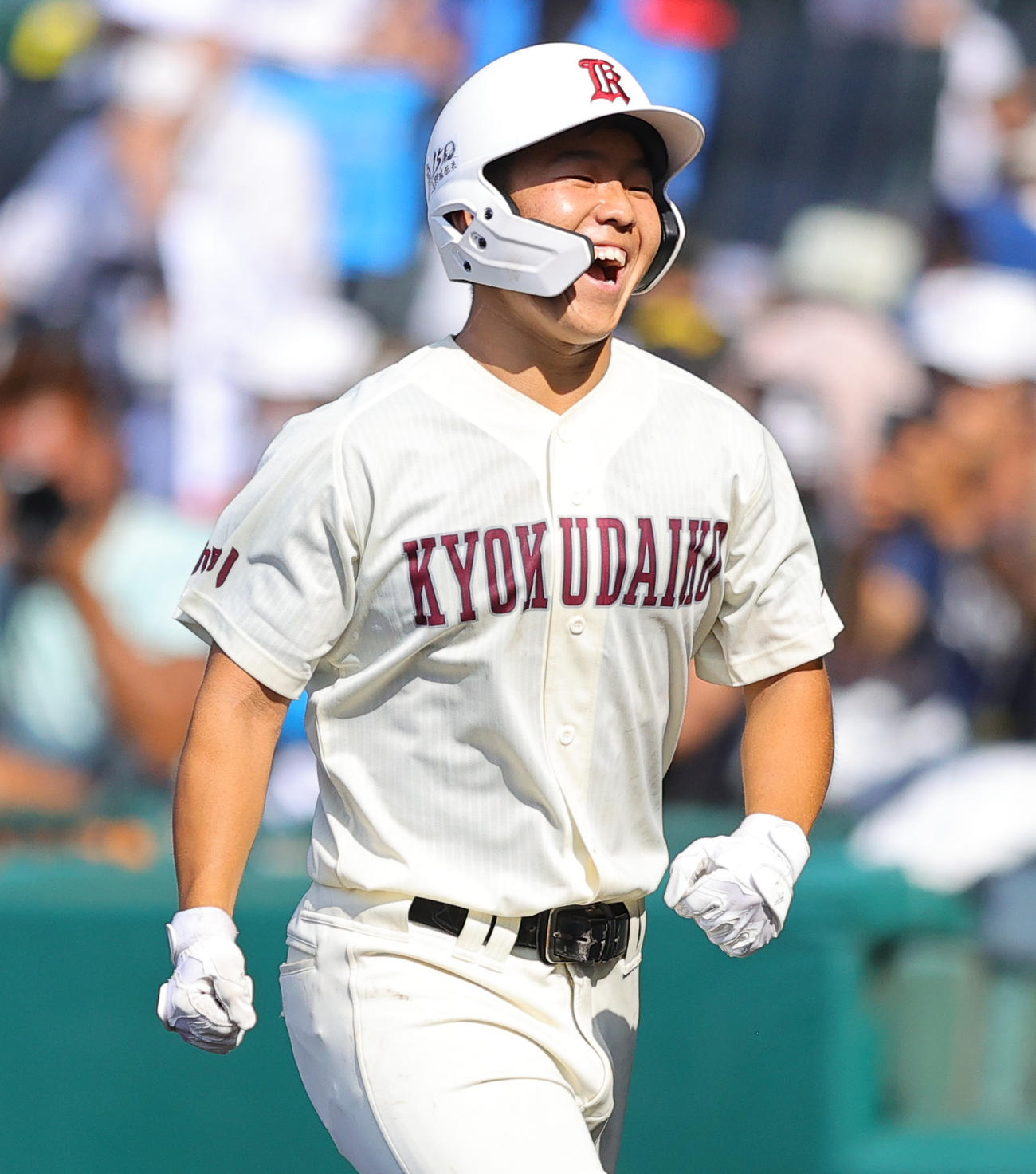 旭川大高対大阪桐蔭　3回表旭川大高無死一塁、右越え2点本塁打を放ち喜ぶ藤田（撮影・野上伸悟）
