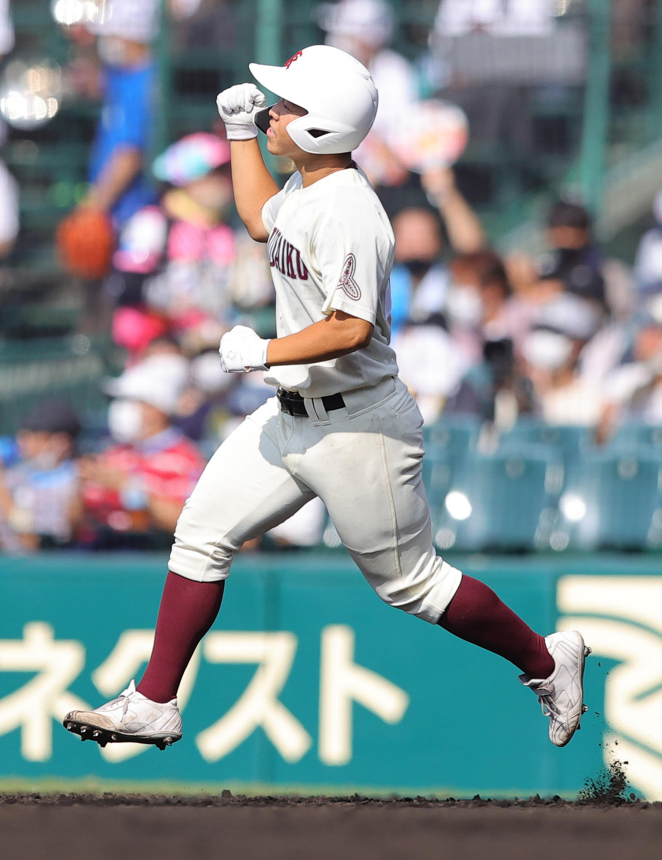 旭川大高対大阪桐蔭　3回表旭川大高無死一塁、右越え2点本塁打を放ち喜ぶ藤田（撮影・野上伸悟）