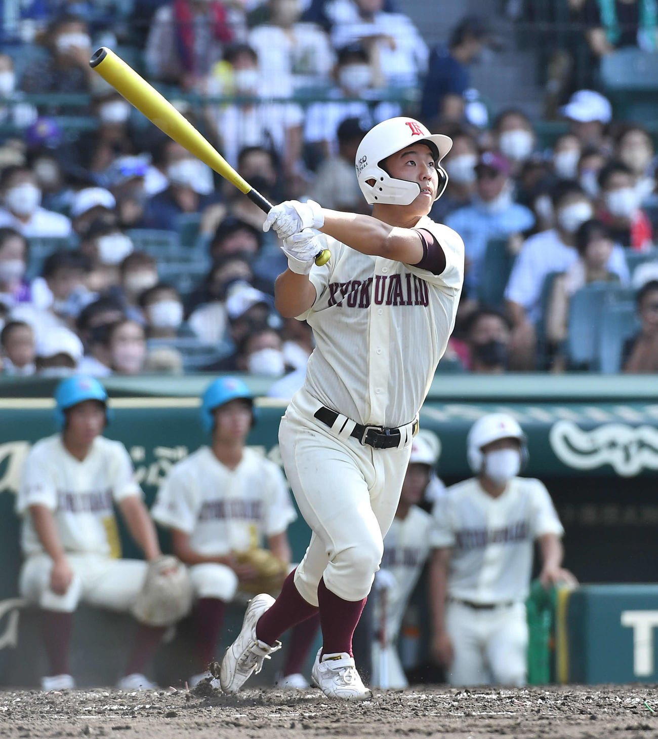 旭川大高対大阪桐蔭　3回表旭川大高無死一塁、藤田は右越え2点本塁打を放つ（撮影・岩下翔太）
