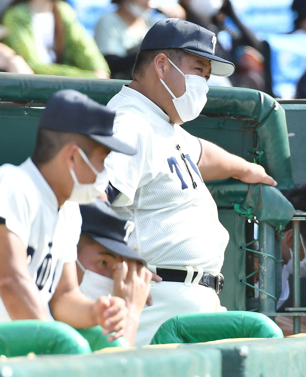 旭川大高対大阪桐蔭　3回表旭川大高無死一塁、藤田に右越え2点本塁打を打たれ、厳しい表情を見せる大阪桐蔭西谷監督（撮影・岩下翔太）