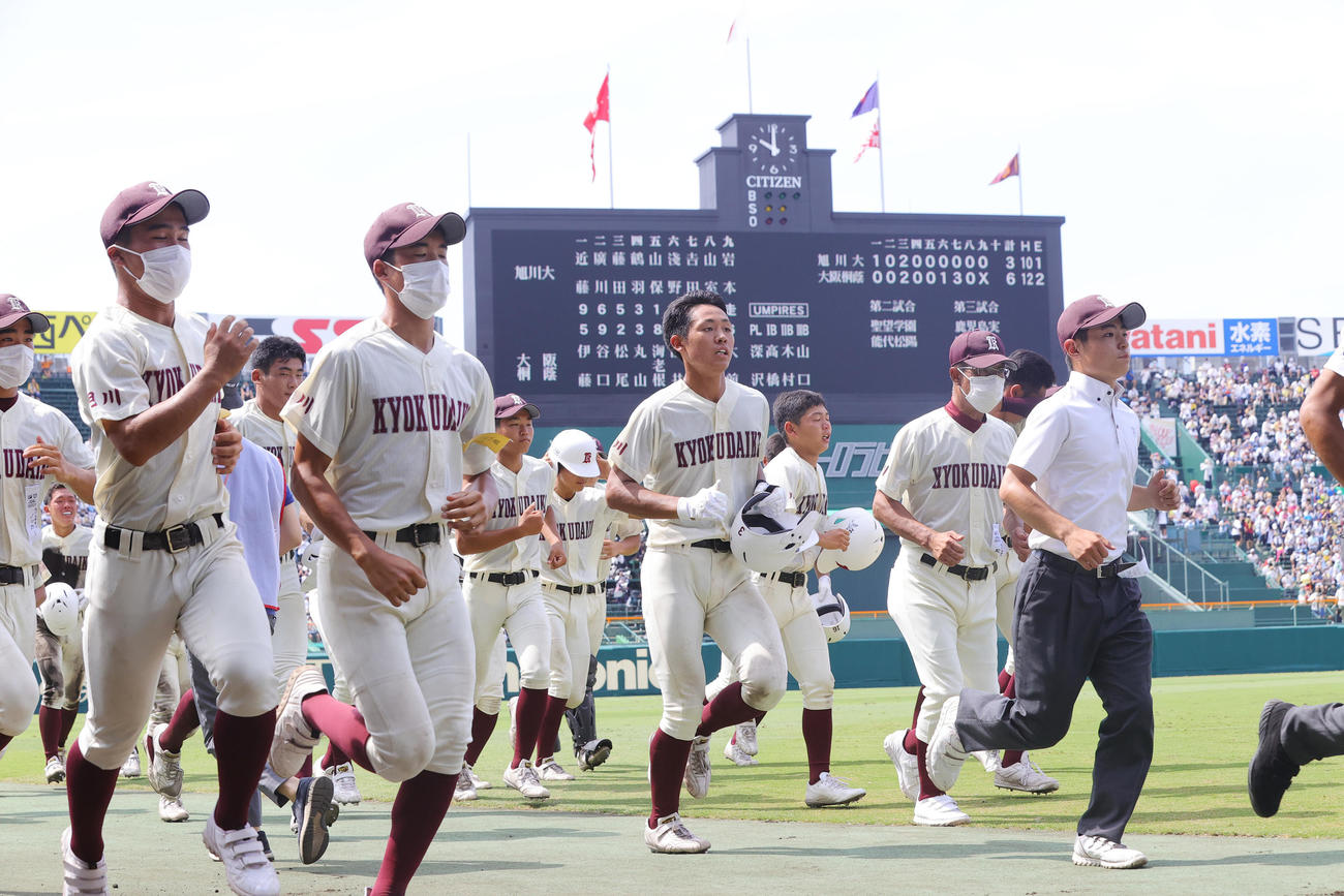 旭川大高対大阪桐蔭　3－6で逆転負けを喫し、引き揚げる旭川大高の選手たち（撮影・野上伸悟）