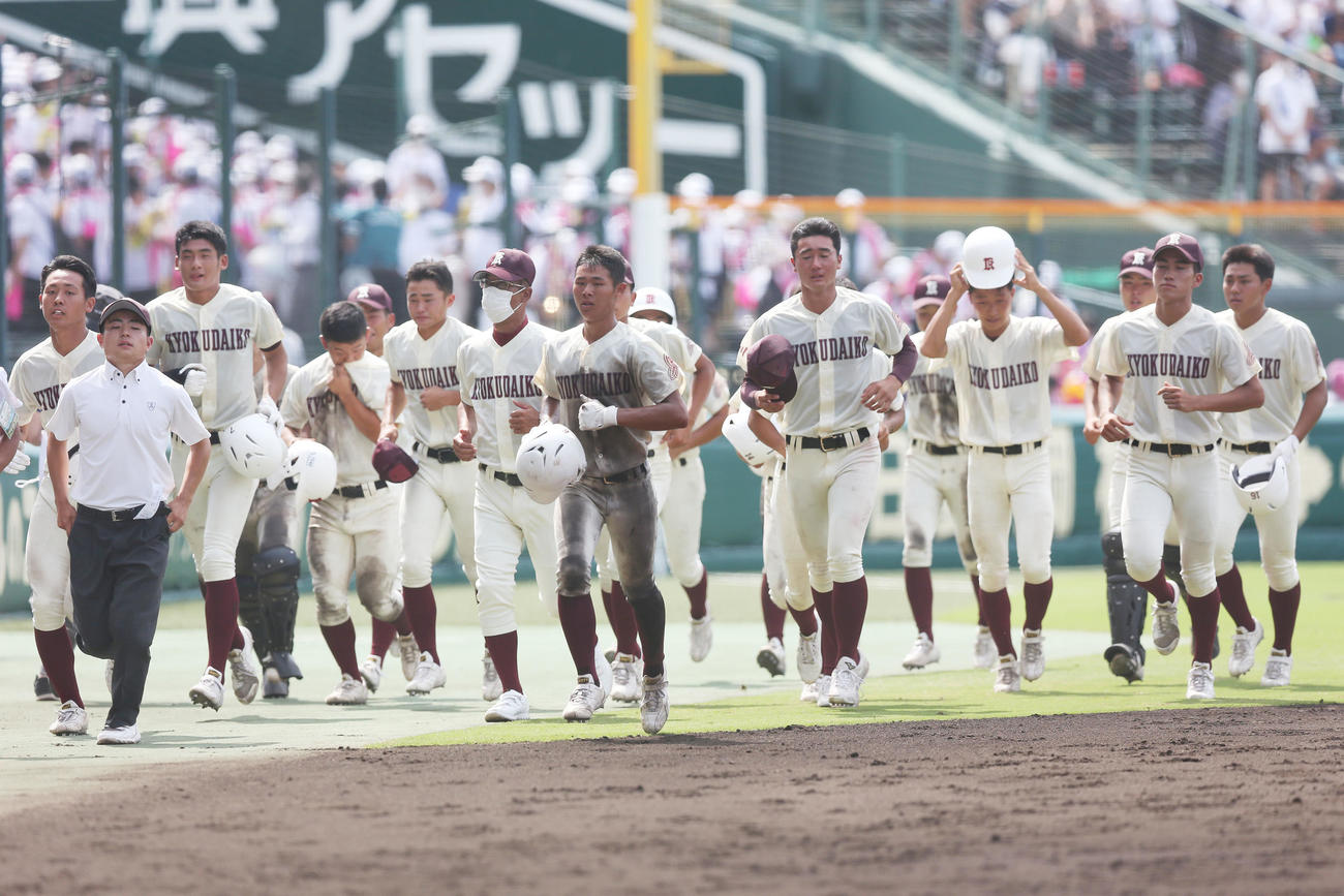 旭川大高対大阪桐蔭　大阪桐蔭に敗れ、悔しい表情を見せる旭川大高（撮影・宮地輝）