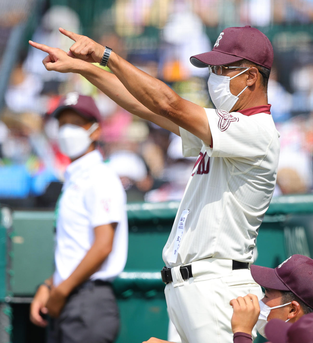 旭川大高対大阪桐蔭　選手に指示を出す旭川大高・端場監督（撮影・野上伸悟）
