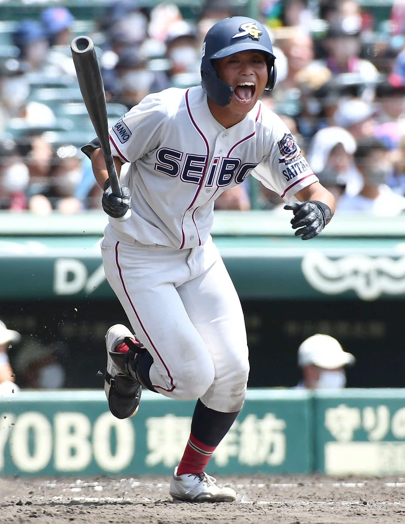 能代松陽対聖望学園　4回裏聖望学園2死二塁、左前適時打を放ち、雄たけびを上げながら駆け出す園山（撮影・岩下翔太）