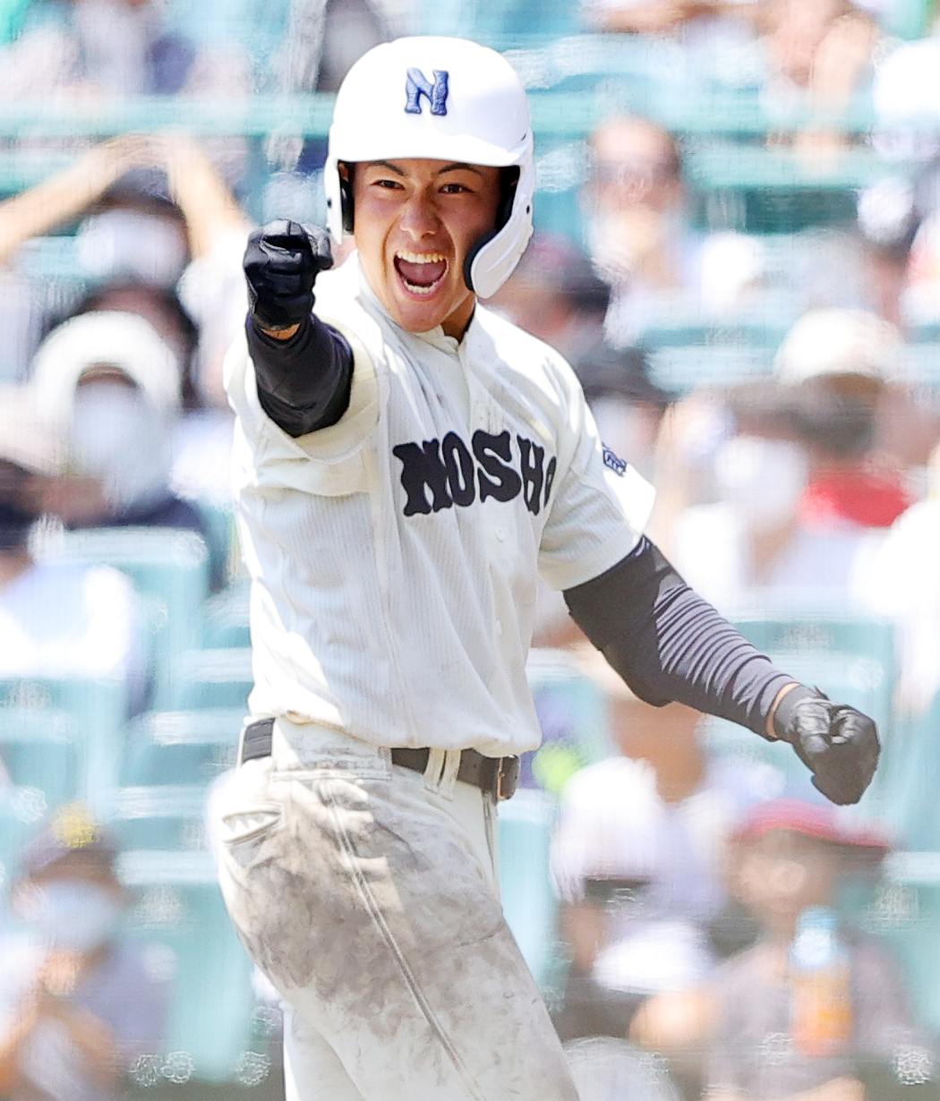 能代松陽対聖望学園　6回表能代松陽1死満塁、中前2点適時打を放つ斎藤（撮影・野上伸悟）