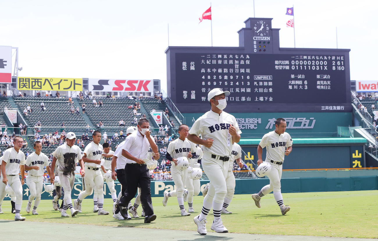 能代松陽対聖望学園　2－8で敗れ引き揚げる能代松陽の選手たち。手前は工藤監督（撮影・野上伸悟）