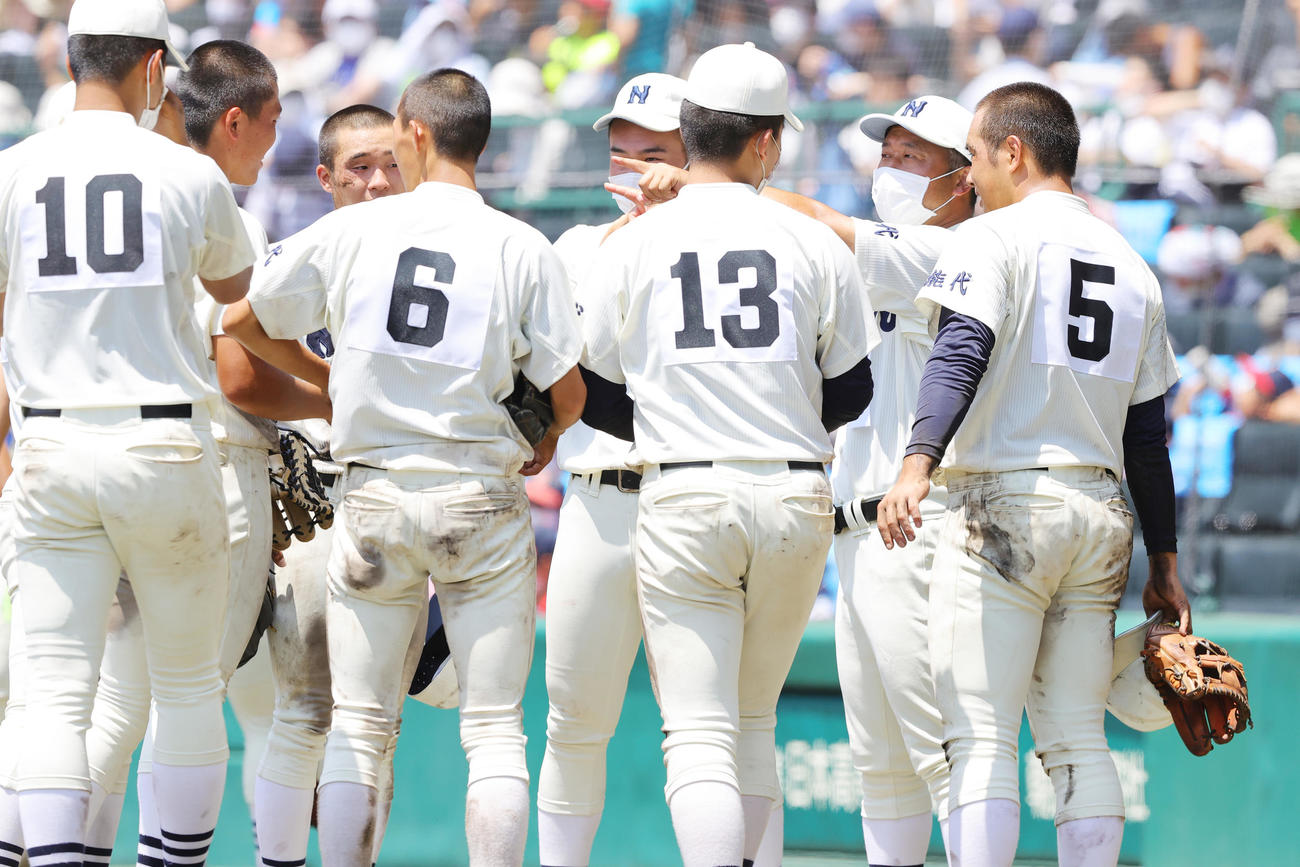 能代松陽対聖望学園　選手に指示を出す能代松陽・工藤監督（撮影・野上伸悟）