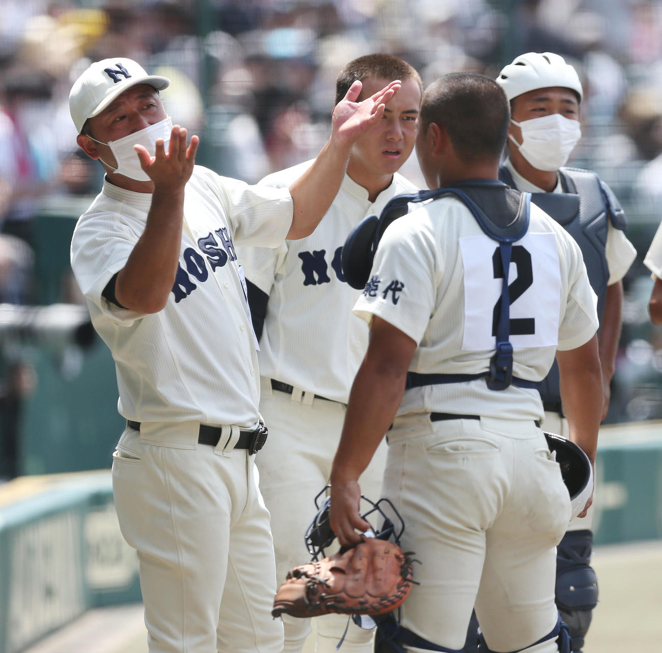 能代松陽対聖望学園　選手たちに言葉をかける能代松陽・工藤監督（撮影・宮地輝）