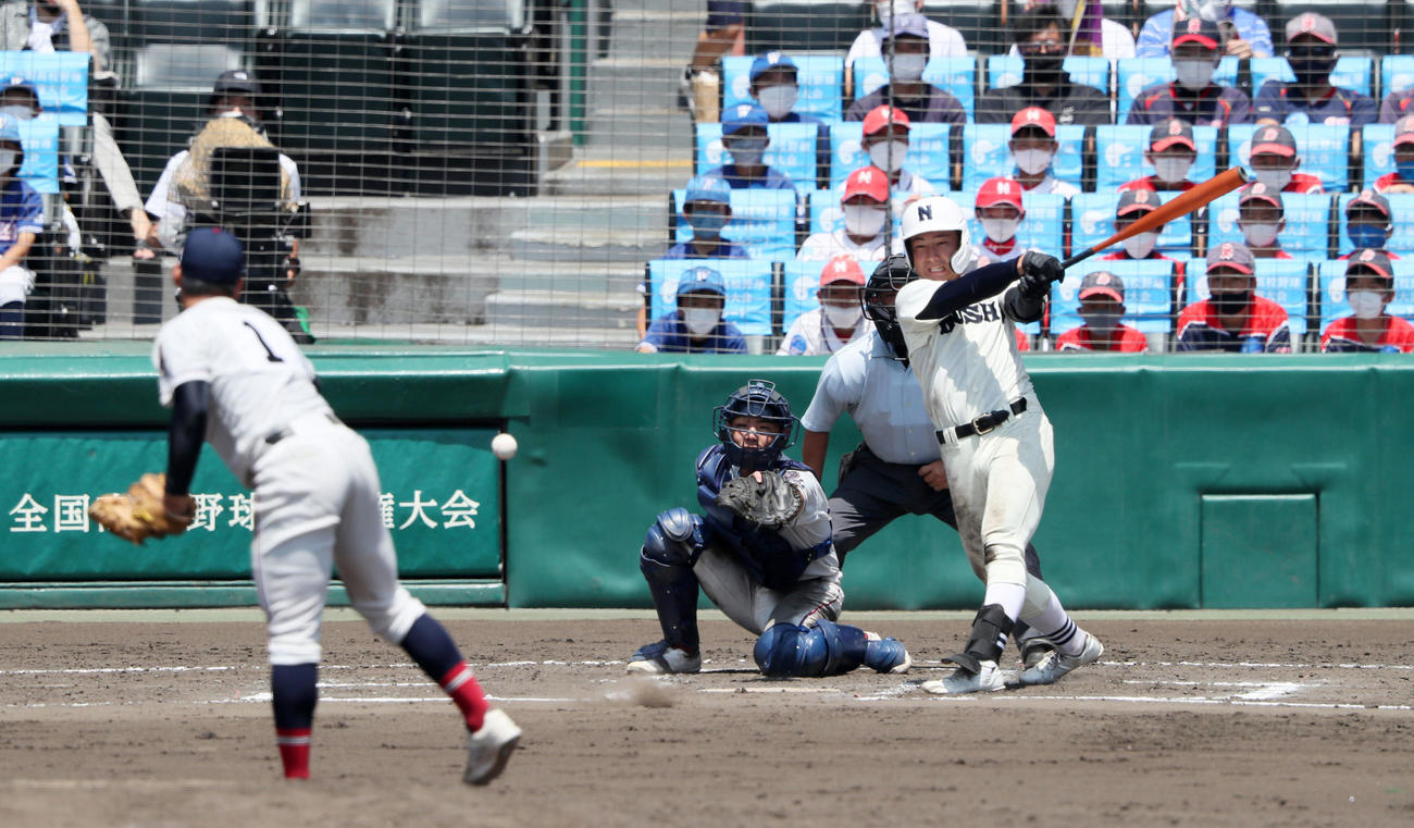 能代松陽対聖望学園　6回表能代松陽1死満塁、斎藤は中前適時打を放つ。投手は岡部（撮影・加藤哉）