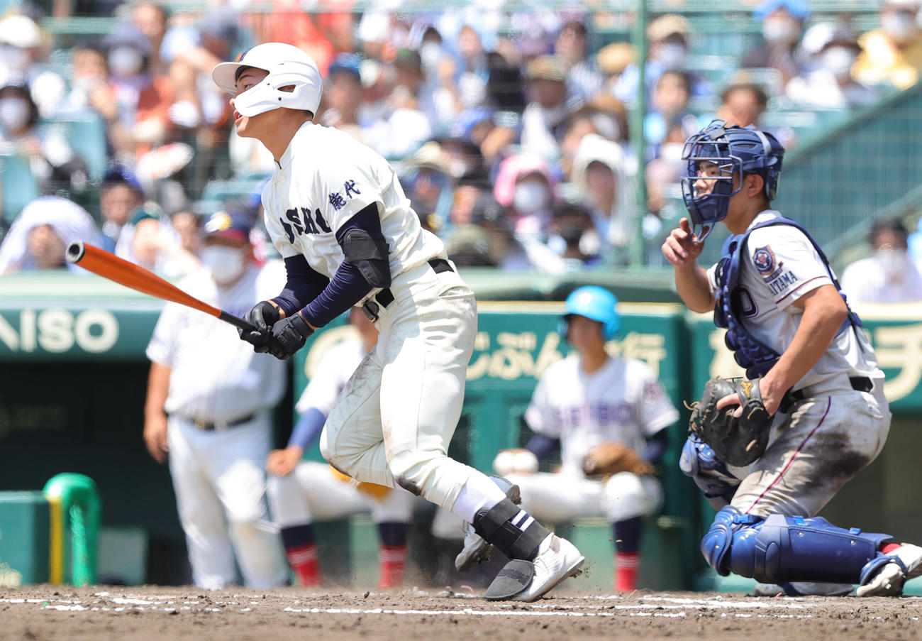 能代松陽対聖望学園　6回表能代松陽1死満塁、中前2点適時打を放つ斎藤（撮影・野上伸悟）