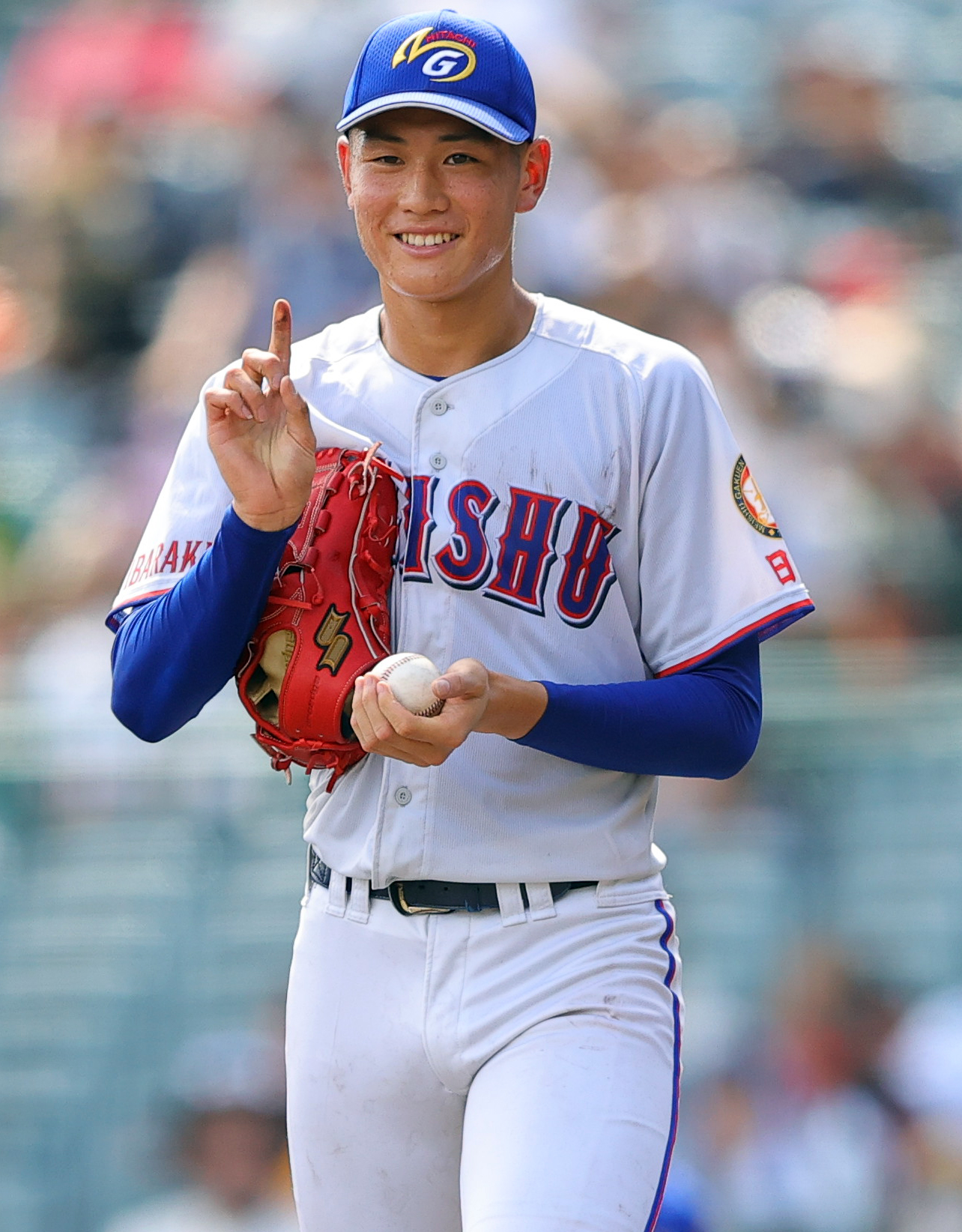 鹿児島実対明秀学園日立　マウンドで笑顔を見せる明秀学園日立・猪俣（撮影・野上伸悟）