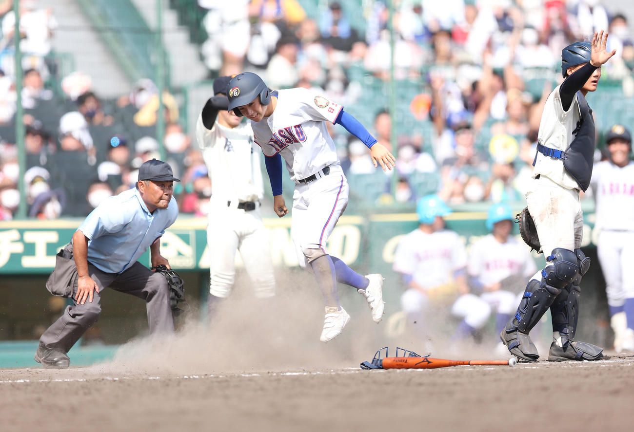 鹿児島実対明秀学園日立　7回裏明秀学園日立1死一塁、伊藤が打ち鹿児島実・植戸がファンブルする中、生還した緑川（撮影・宮地輝）