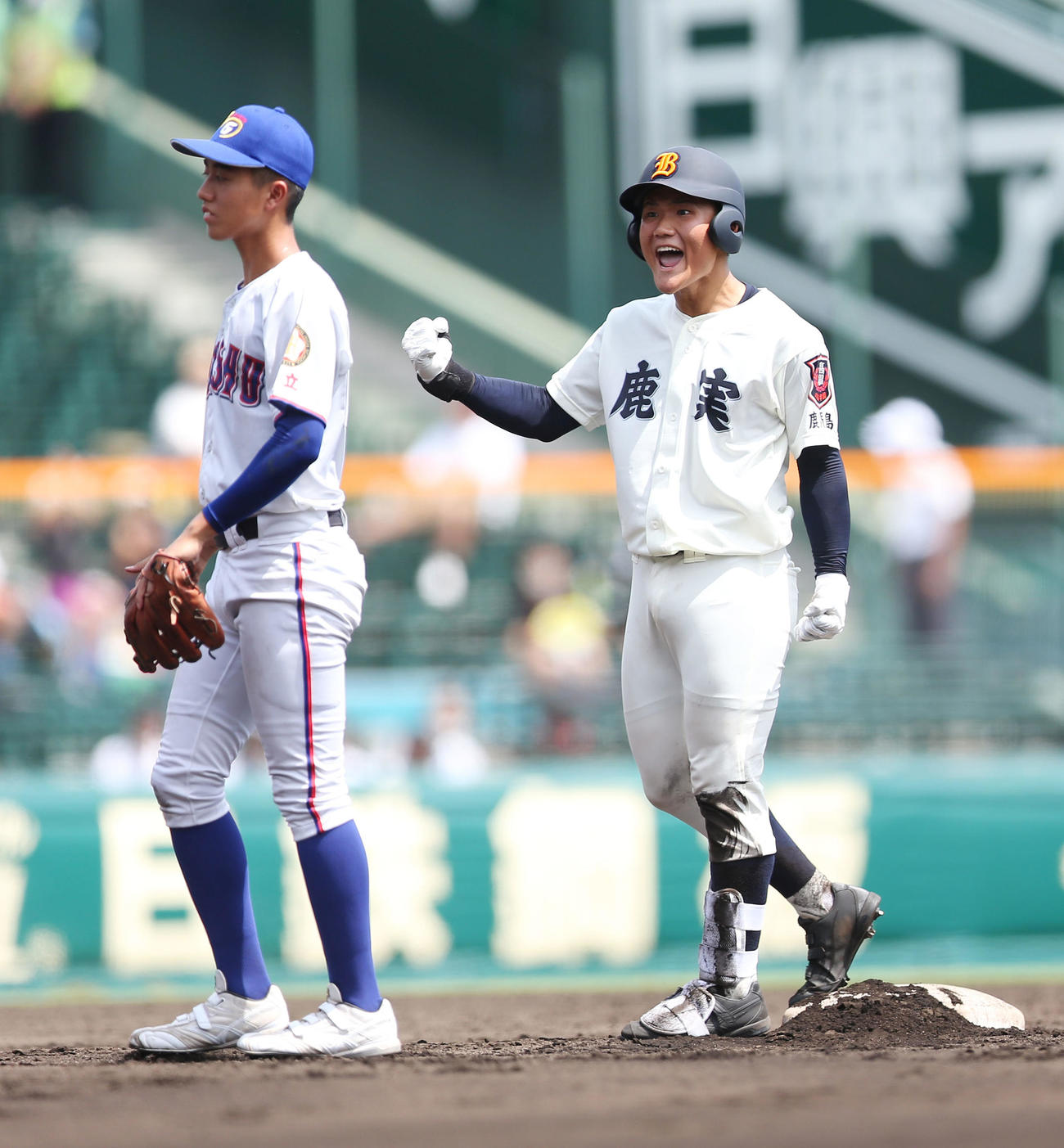 鹿児島実対明秀学園日立　2回表鹿児島実無死一塁、二塁打を放ちガッツポーズする浜崎（右）（撮影・宮地輝）