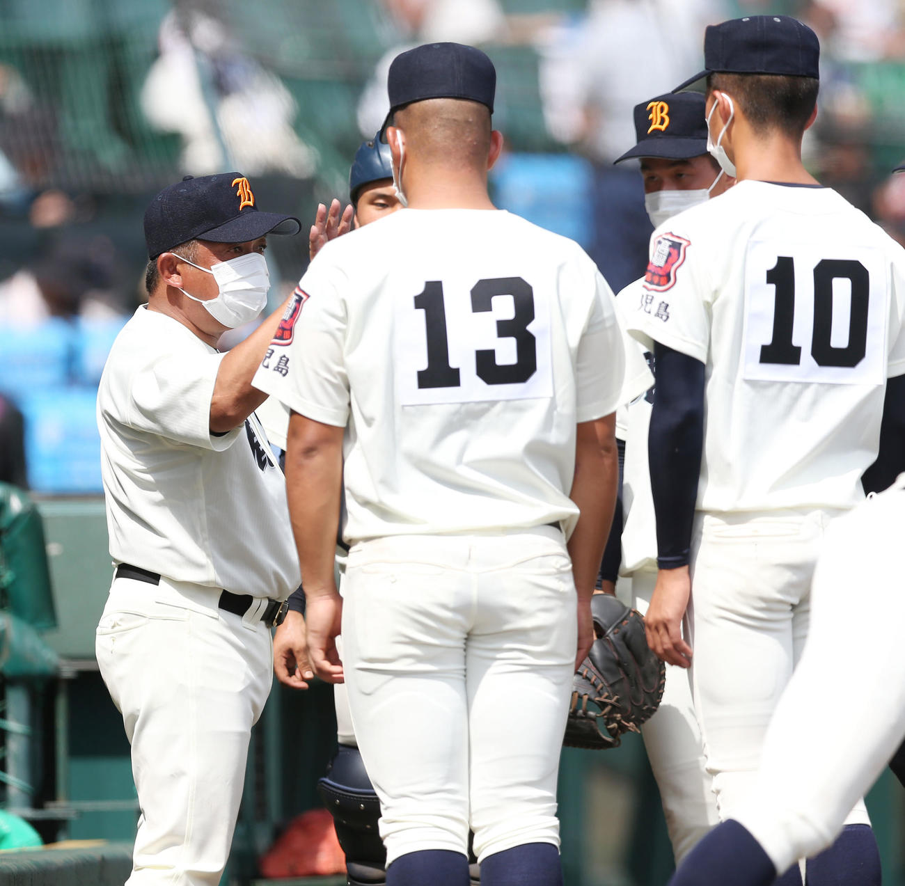 鹿児島実対明秀学園日立　イニング間に選手たちに話す鹿児島実・宮下監督（左）（撮影・宮地輝）