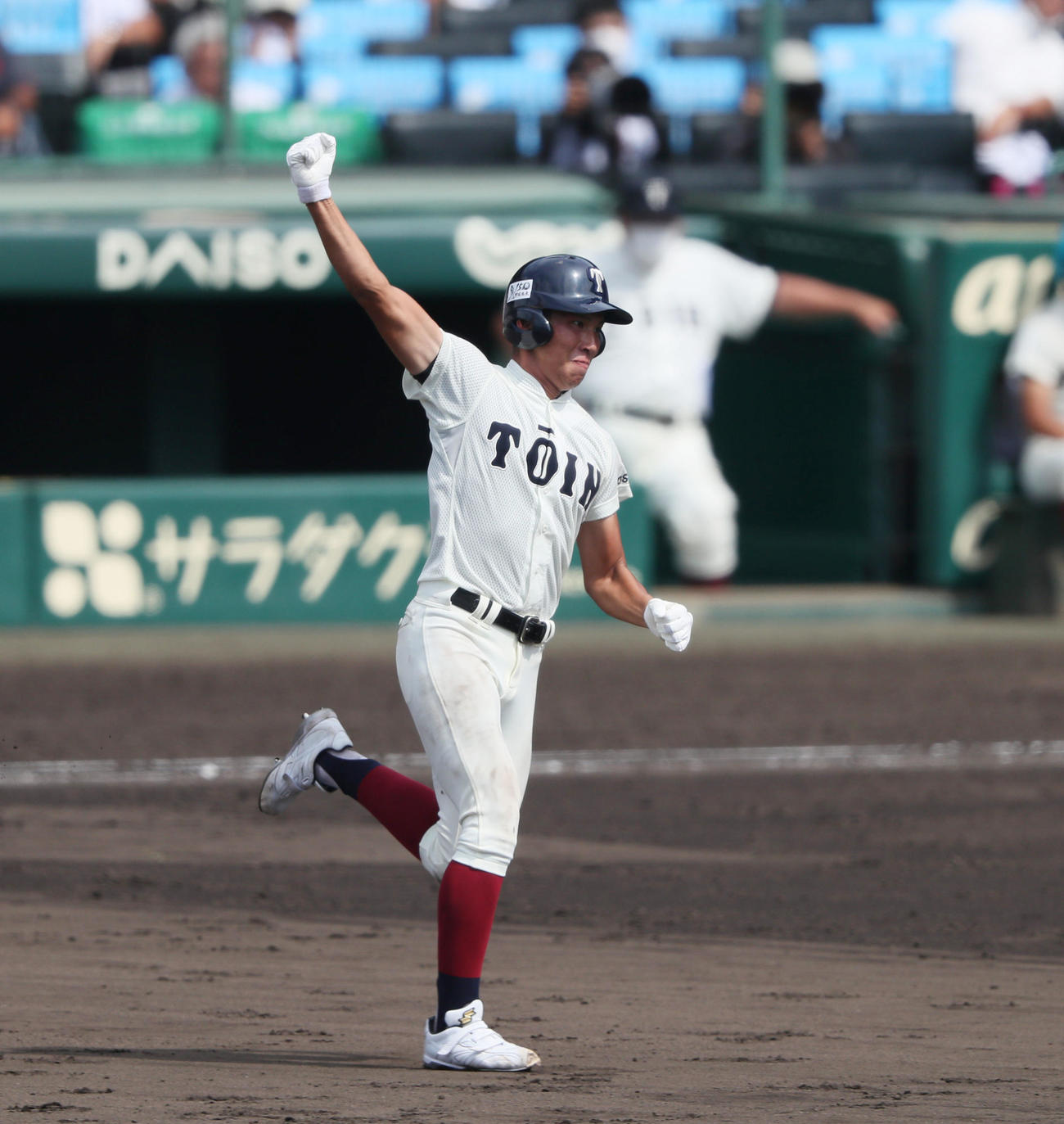 旭川大高対大阪桐蔭　7回裏大阪桐蔭無死、伊藤は左中間に勝ち越し本塁打を放ちガッツポーズ（撮影・加藤哉）