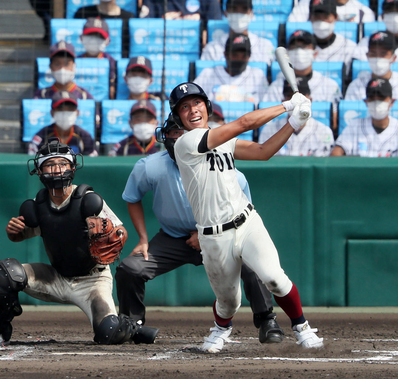 旭川大高対大阪桐蔭　7回裏大阪桐蔭無死、伊藤は左中間に勝ち越し本塁打を放つ（撮影・加藤哉）