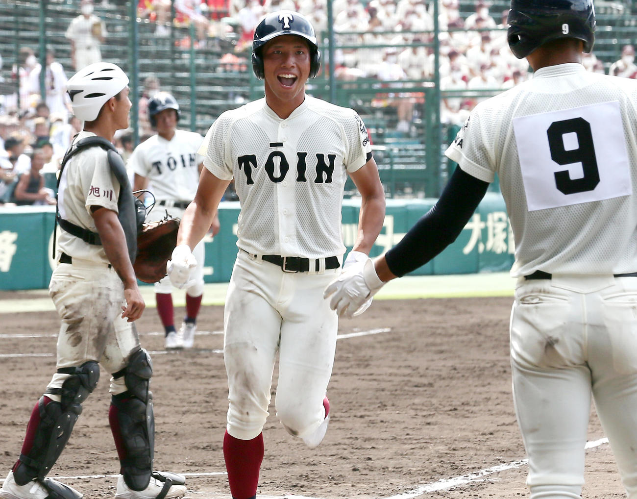 旭川大高対大阪桐蔭　7回裏大阪桐蔭無死、伊藤（右から2人目）は左越え本塁打を放ち生還し喜ぶ（撮影・上山淳一）