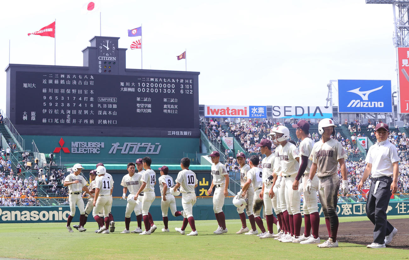 旭川大高対大阪桐蔭　3－6で逆転負けを喫し、応援席へのあいさつに向かう旭川大高の選手たち（撮影・野上伸悟）