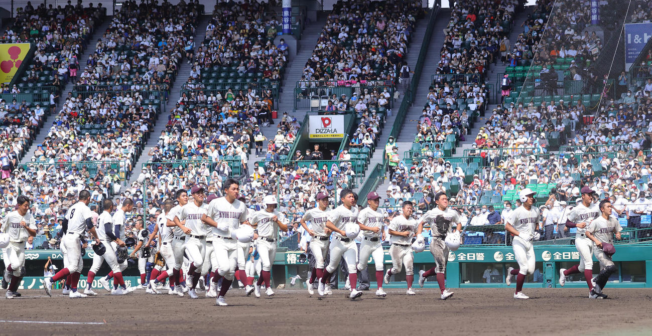 旭川大高対大阪桐蔭　3－6で逆転負けを喫し、無念の表情で引き揚げる旭川大高の選手たち（撮影・野上伸悟）