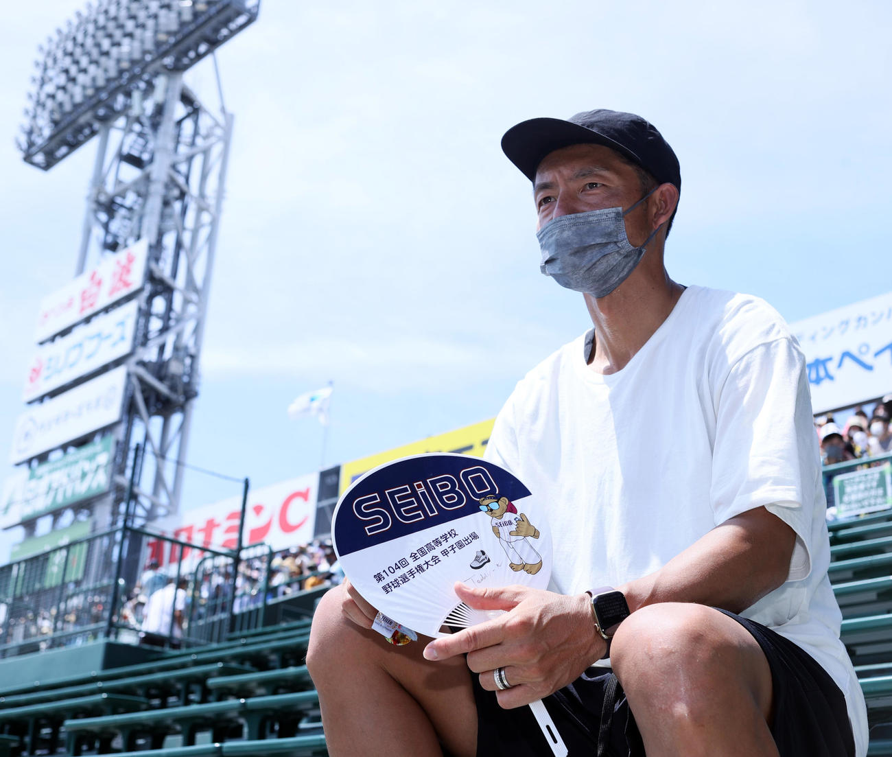 母校・聖望学園の試合をアルプス席で観戦する本紙評論家の鳥谷氏（撮影・上山淳一）
