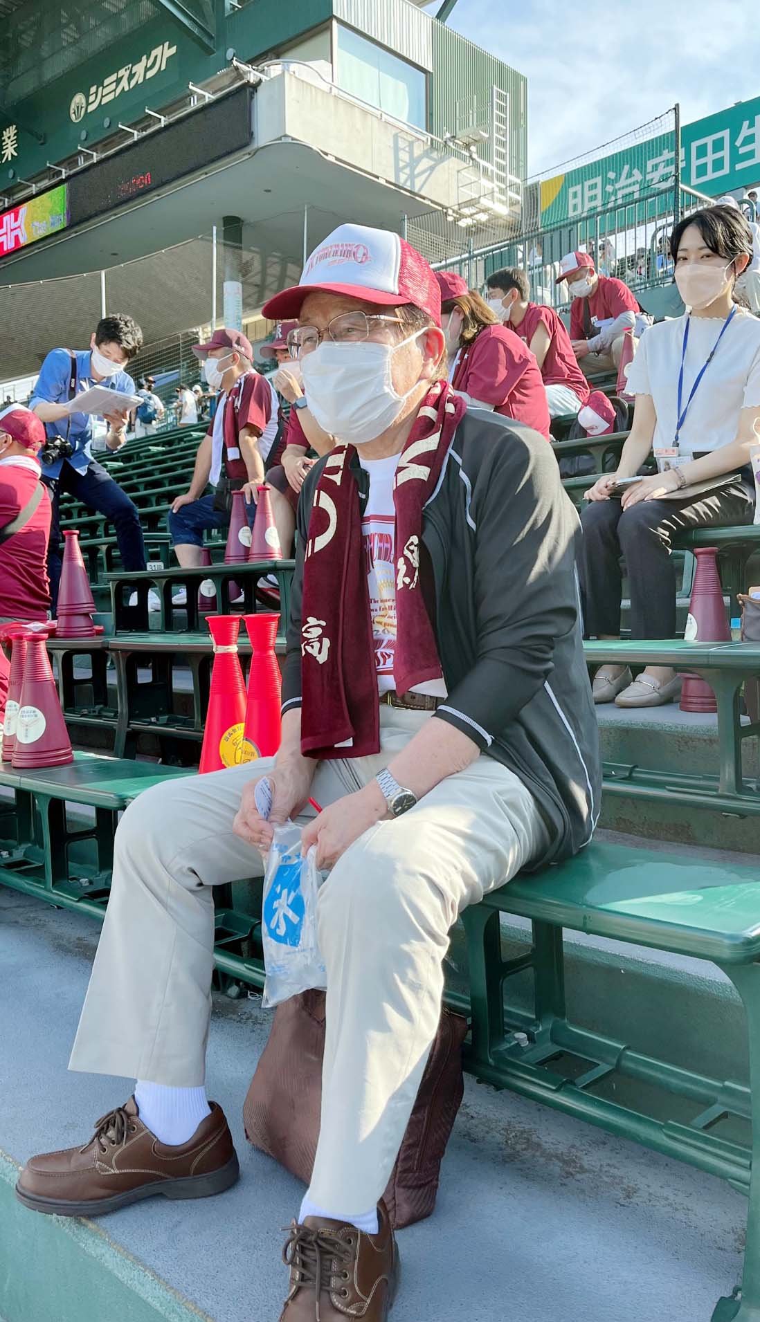 スタンドで見守る旭川大高の山内校長兼理事長（撮影・永野高輔）