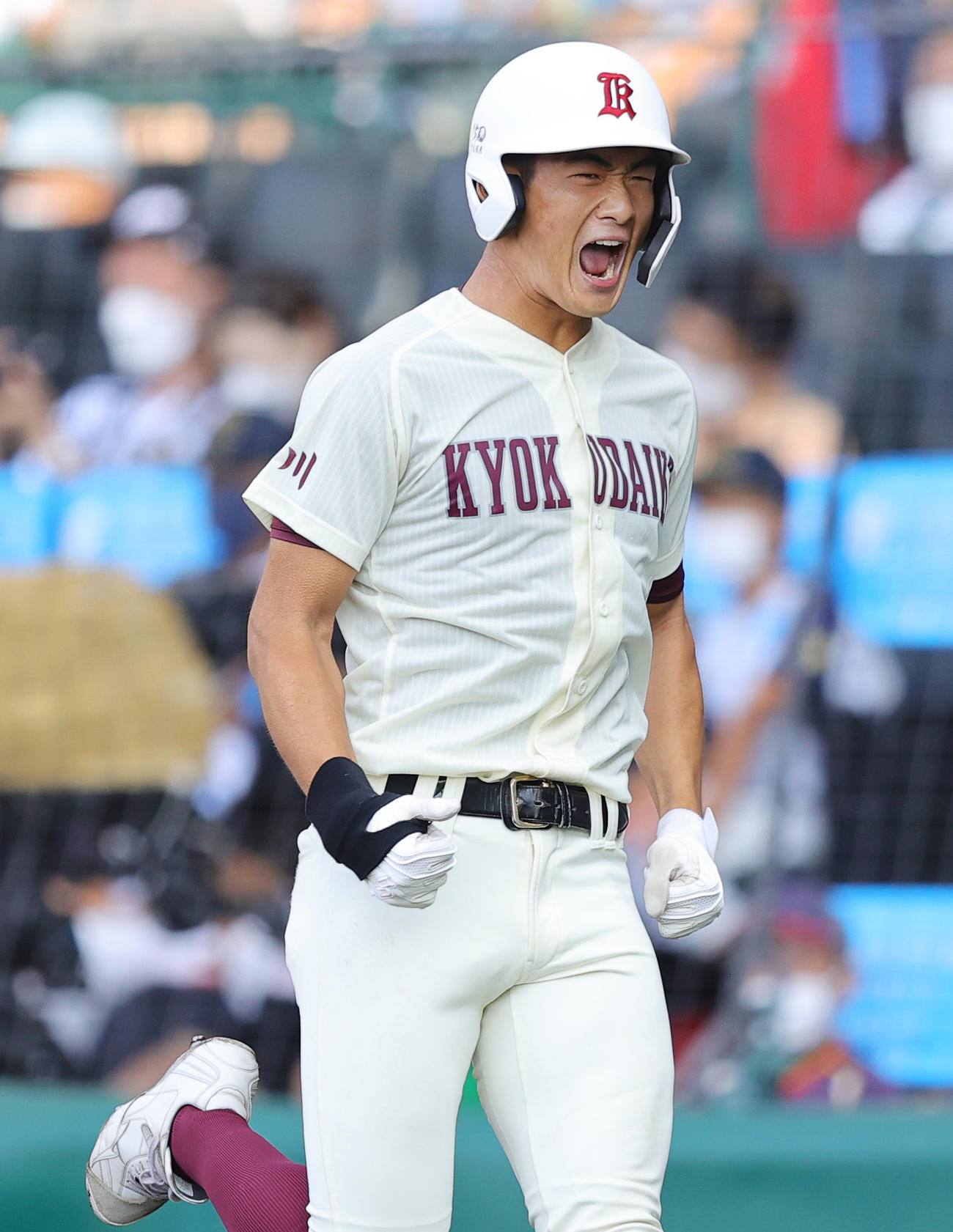 旭川大高対大阪桐蔭　1回表旭川大高1死満塁、先制中犠飛を放ちほえる山保（撮影・野上伸悟）