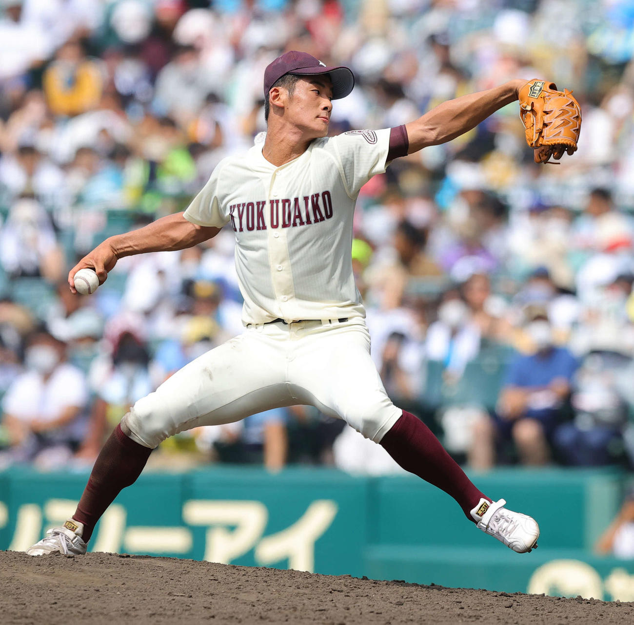 旭川大高対大阪桐蔭　力投する旭川大高・山保（撮影・野上伸悟）