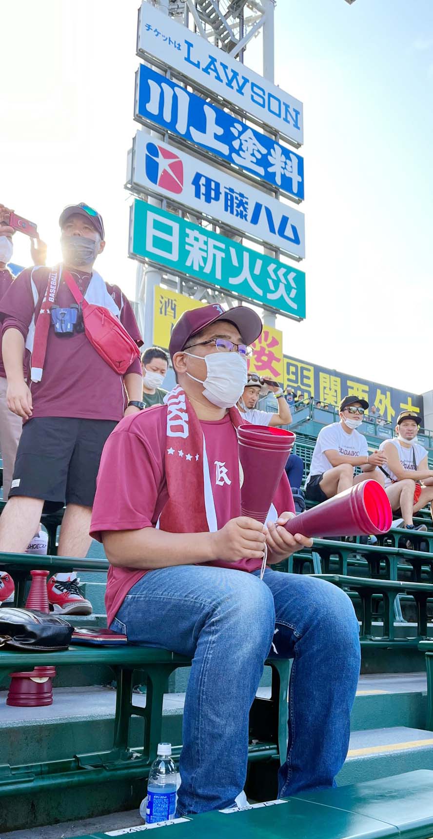 スタンドで見守る旭川大高・山保の父貴史さん（撮影・永野高輔）