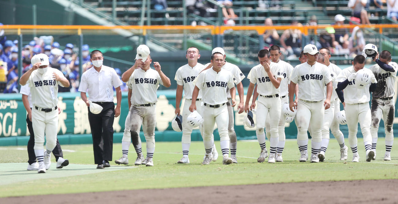 能代松陽対聖望学園　聖望学園に敗れ、涙を流す能代松陽選手たち（撮影・宮地輝）
