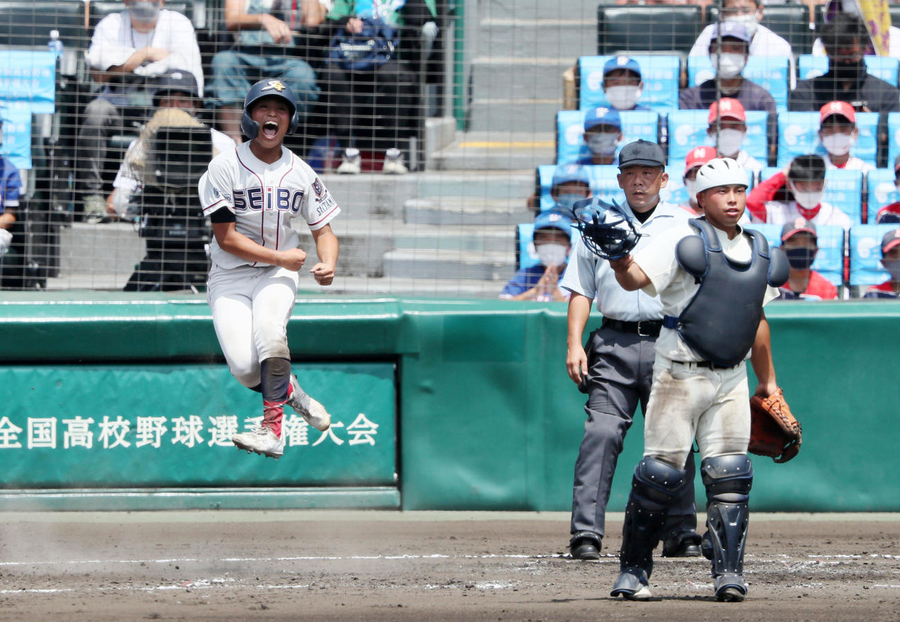 能代松陽対聖望学園　3回裏聖望学園2死二塁、二塁走者園山は上石の左前適時打で生還しジャンプして大喜び。捕手田中（撮影・加藤哉）