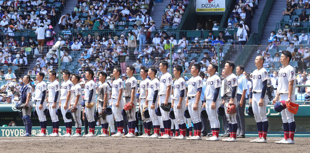 能代松陽対聖望学園　8－2で勝利し校歌を斉唱する聖望学園の選手たち（撮影・野上伸悟）