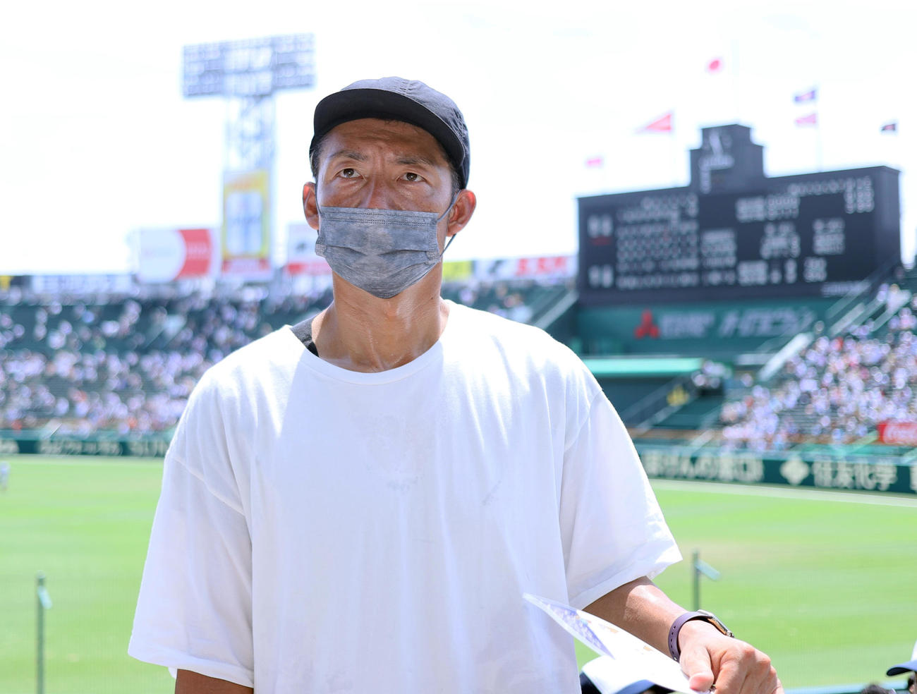 母校・聖望学園の試合をアルプス席で観戦する本紙評論家の鳥谷氏（撮影・上山淳一）