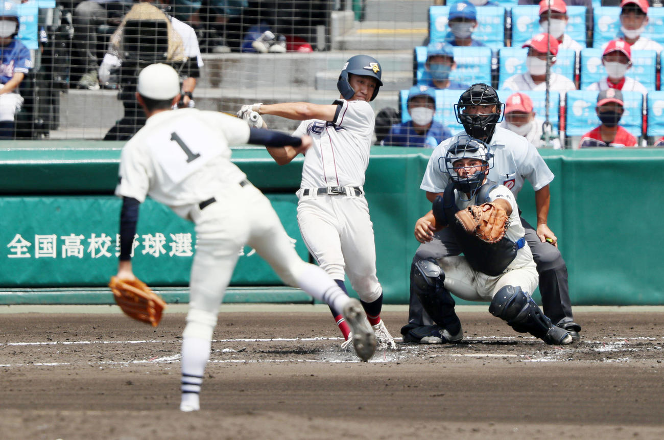 能代松陽対聖望学園　2回裏聖望学園の2死二塁、荒江は左前適時打を放つ。投手は三浦（撮影・加藤哉）