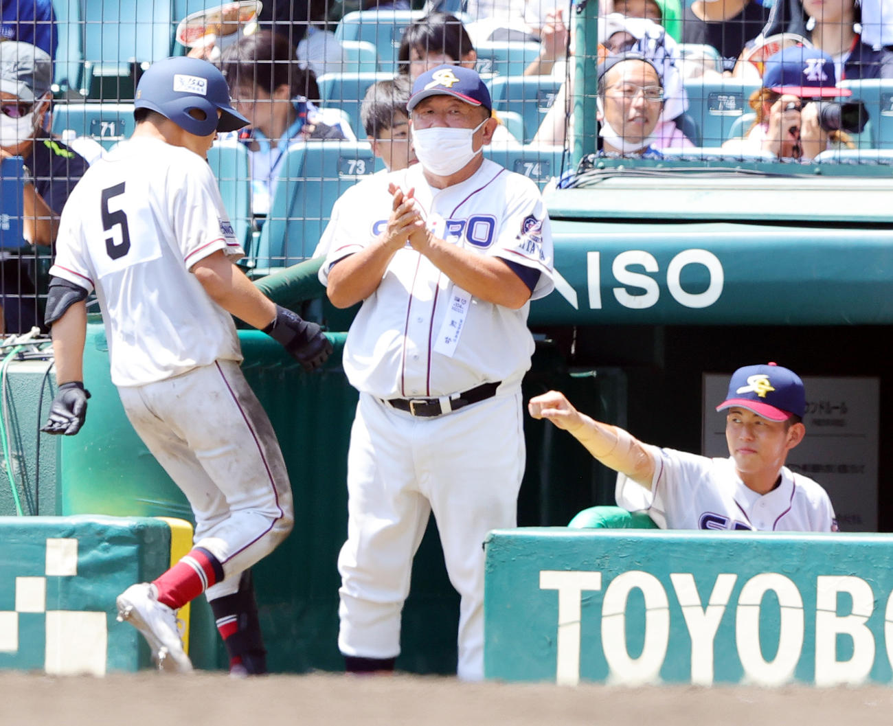 能代松陽対聖望学園　7回裏、得点に拍手する聖望学園・岡本監督（撮影・野上伸悟）