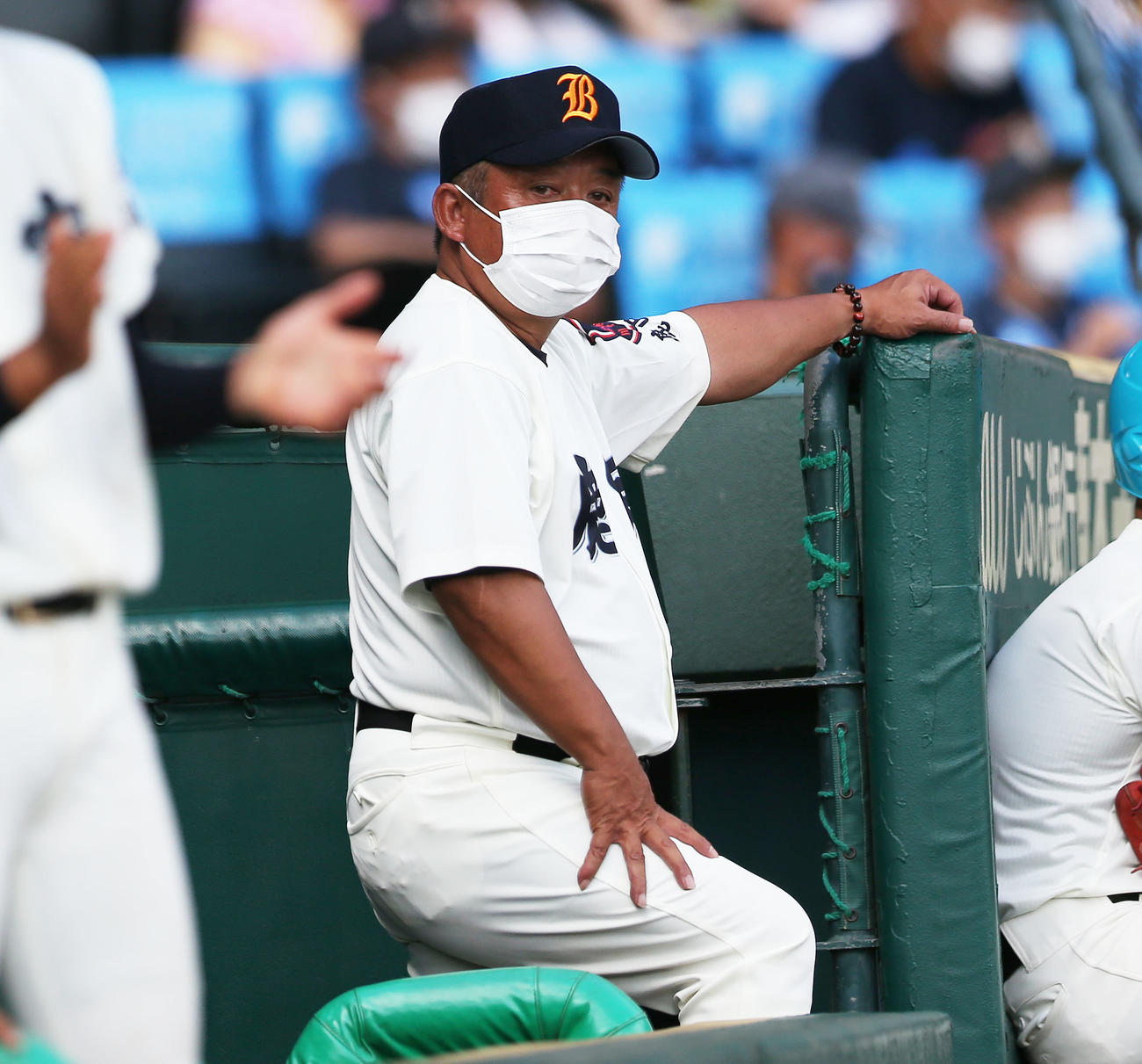鹿児島実対明秀学園日立　ベンチから試合の戦況を見つめる鹿児島実・宮下監督（撮影・宮地輝）