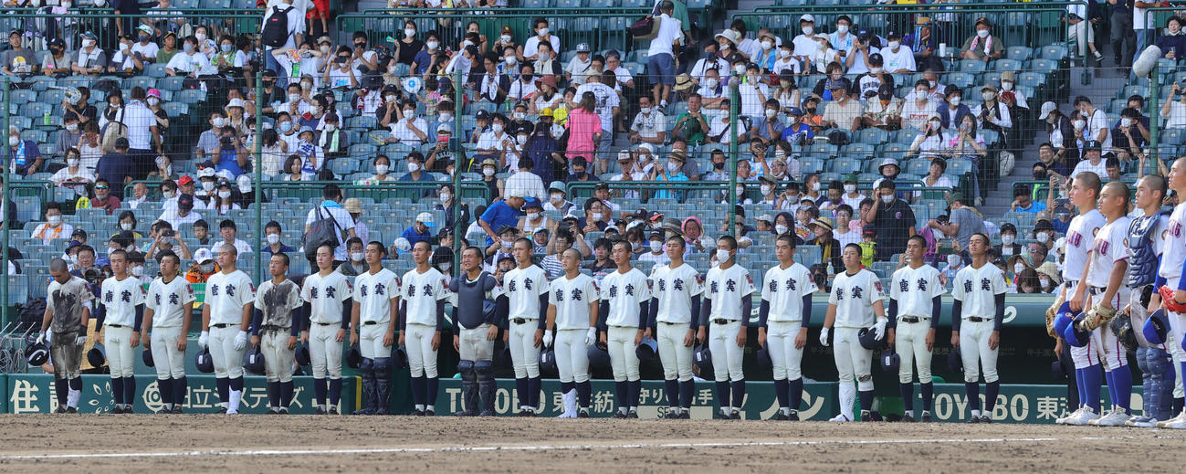 鹿児島実対明秀学園日立　1－2で敗れ明秀学園日立の校歌が流れる中、ベンチ前に並ぶ鹿児島実の選手たち（撮影・野上伸悟）