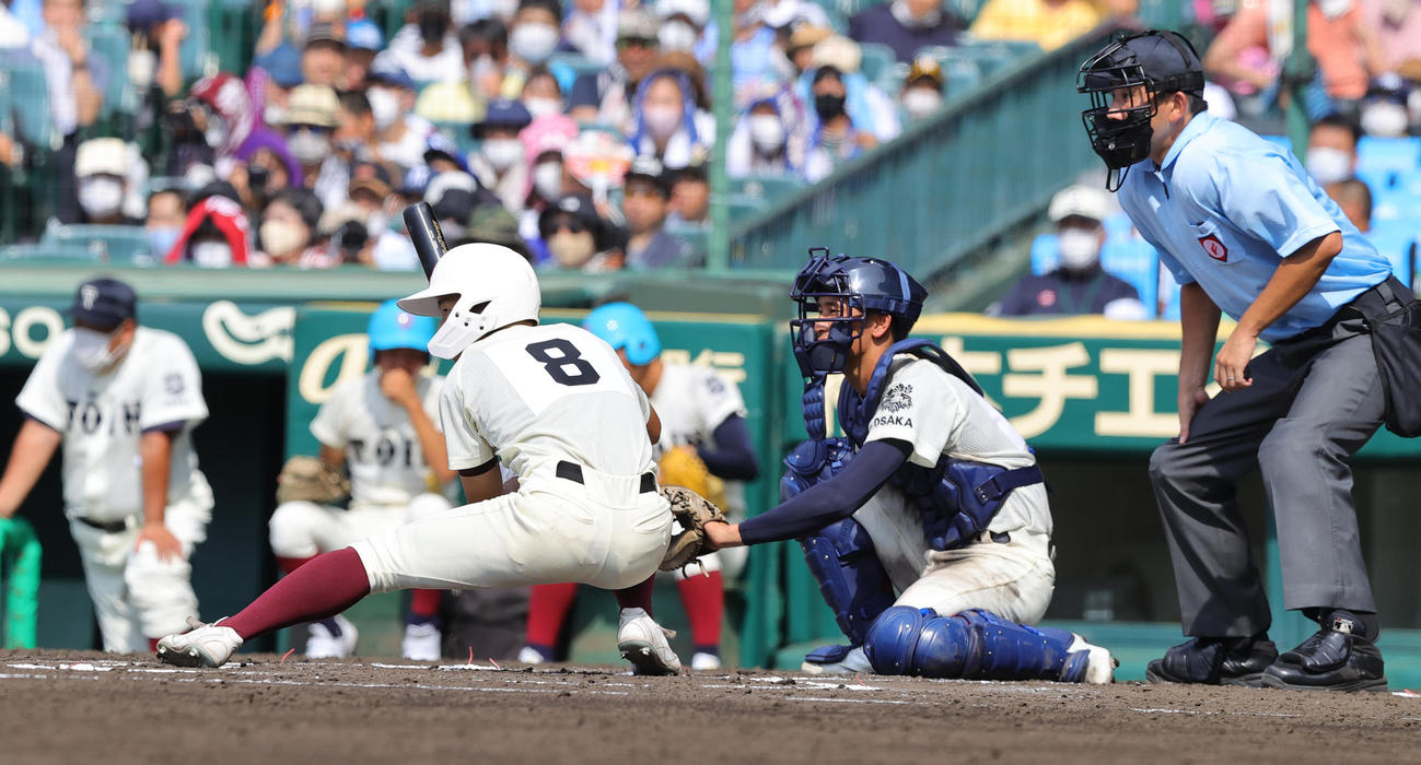 旭川大高対大阪桐蔭　6回表旭川大高2死、打席で低く構える一ノ戸（撮影・野上伸悟）