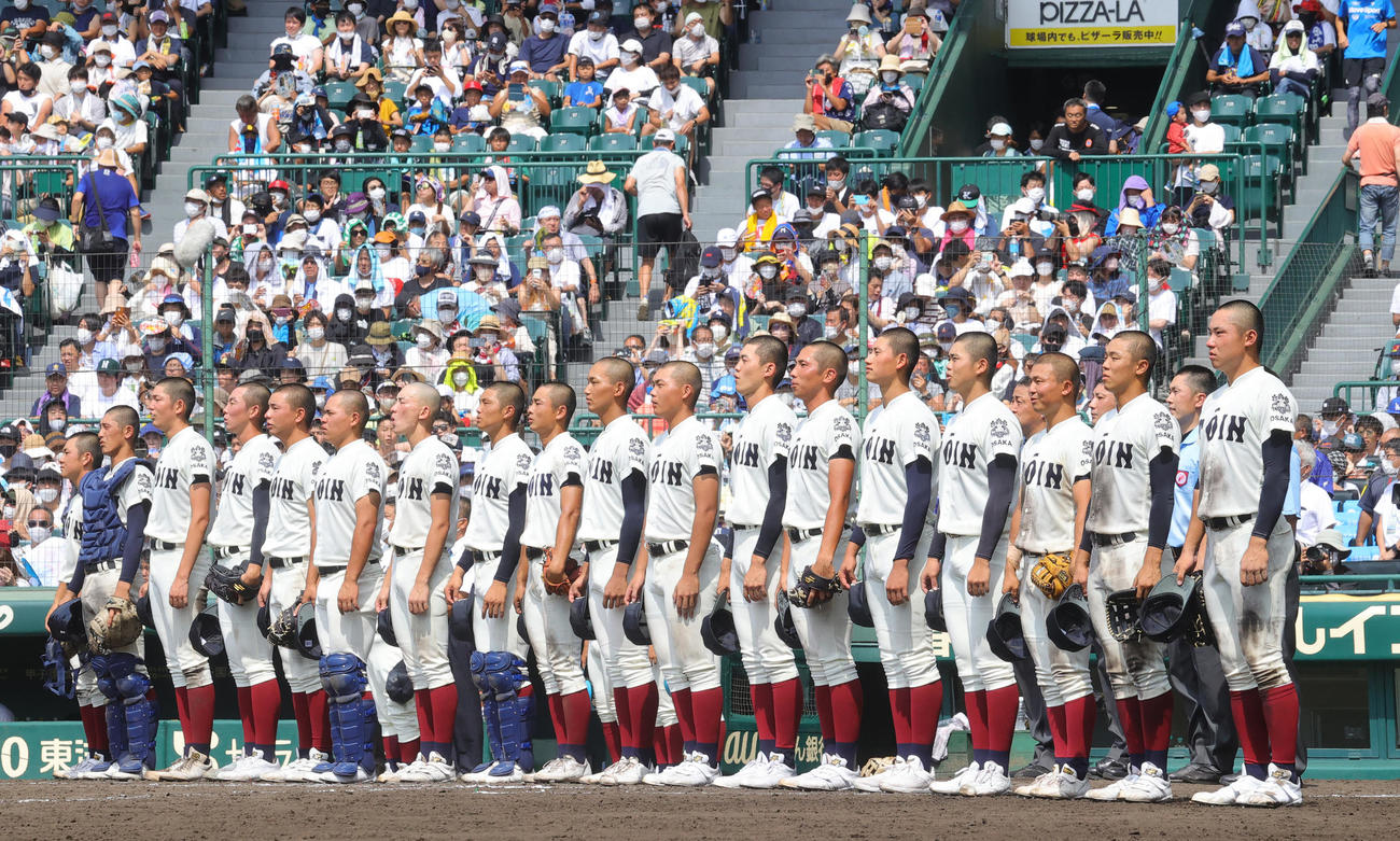 旭川大高対大阪桐蔭　6－3で勝利し校歌を斉唱する大阪桐蔭の選手たち（撮影・野上伸悟）