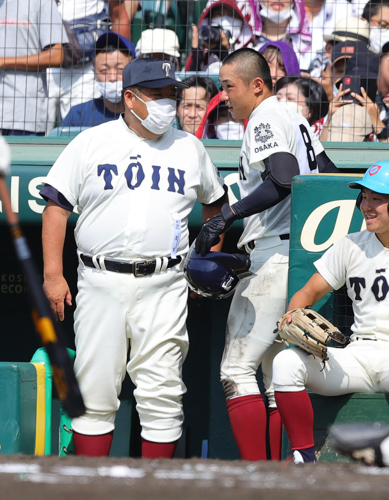 旭川大高対大阪桐蔭　6回裏大阪桐蔭無死、左越え本塁打を放った海老根（右）に声を掛ける西谷監督（撮影・野上伸悟）