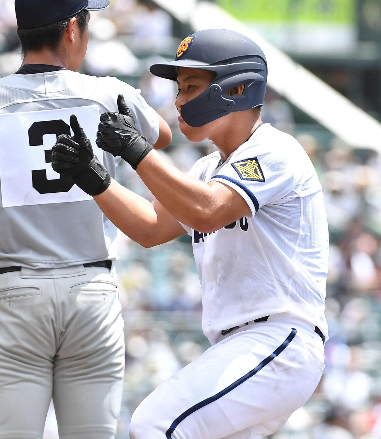 高松商対佐久長聖　4回表高松商無死二、三塁、先制の左前適時打を放ち、ベンチに向かってポーズをとる山田（撮影・岩下翔太）
