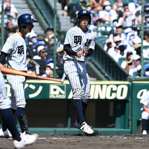 明徳義塾対九州国際大付 3回表明徳義塾1死二塁、井上の先制適時打で生還する本田(撮影・清水貴仁)