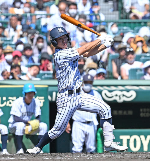 明徳義塾対九州国際大付 3回裏九州国際大付2死二塁、右へ適時打を放つ小田原(撮影・清水貴仁)