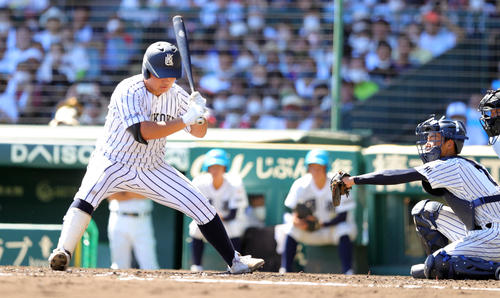 明徳義塾対九州国際大付 4回裏九州国際大付1死二塁、見逃し三振に倒れる佐倉(撮影・野上伸悟)