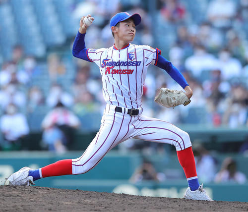下関国際対富島 力投する下関国際・仲井(撮影・野上伸悟)