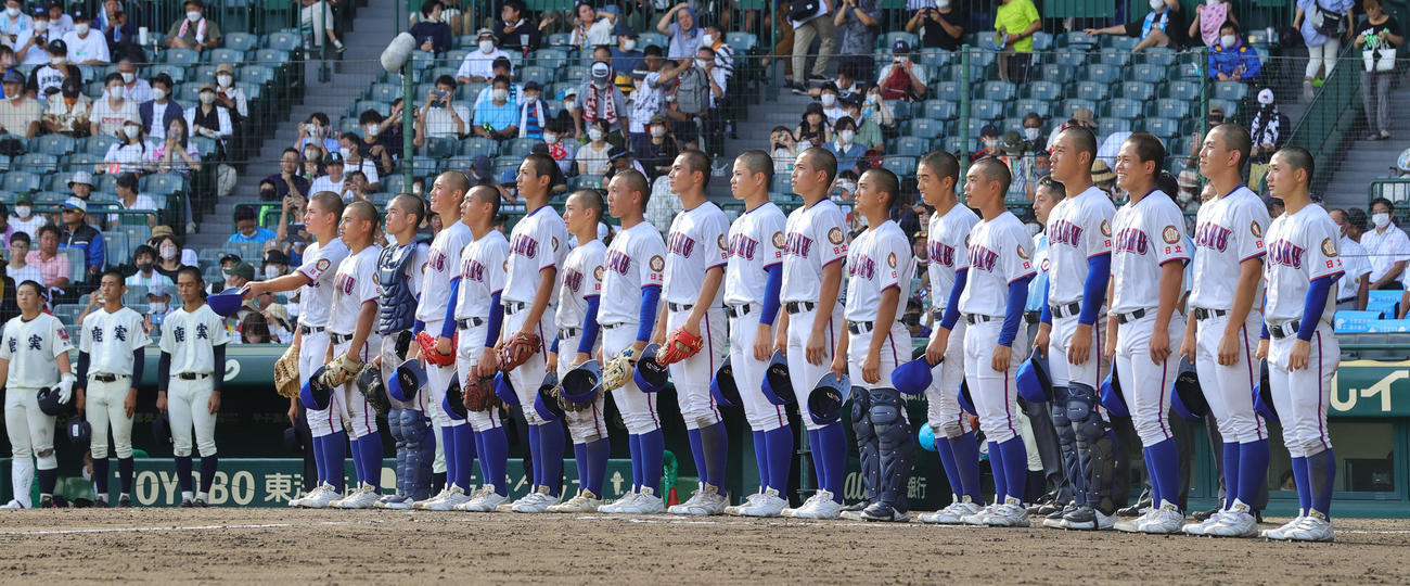 22年8月10日、鹿児島実対明秀学園日立　2－1で勝利し校歌を斉唱する明秀学園日立の選手たち