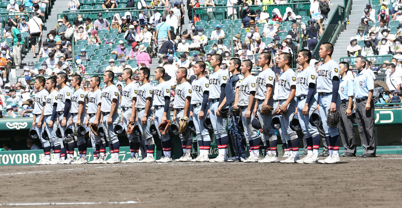 22年8月11日、鳥取商対仙台育英　鳥取商に勝利し、校歌斉唱する仙台育英ナイン