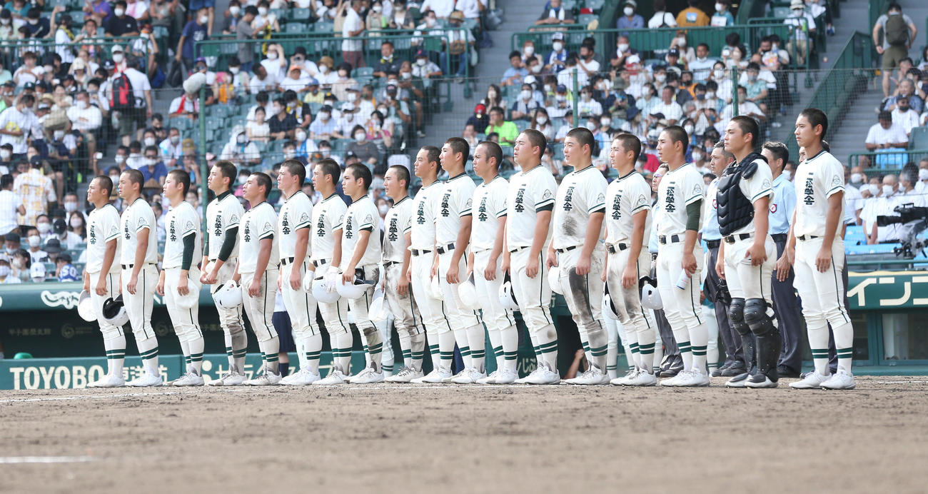 22年8月9日、札幌大谷対二松学舎大付　札幌大谷に勝利し、校歌斉唱する二松学舎大付ナイン