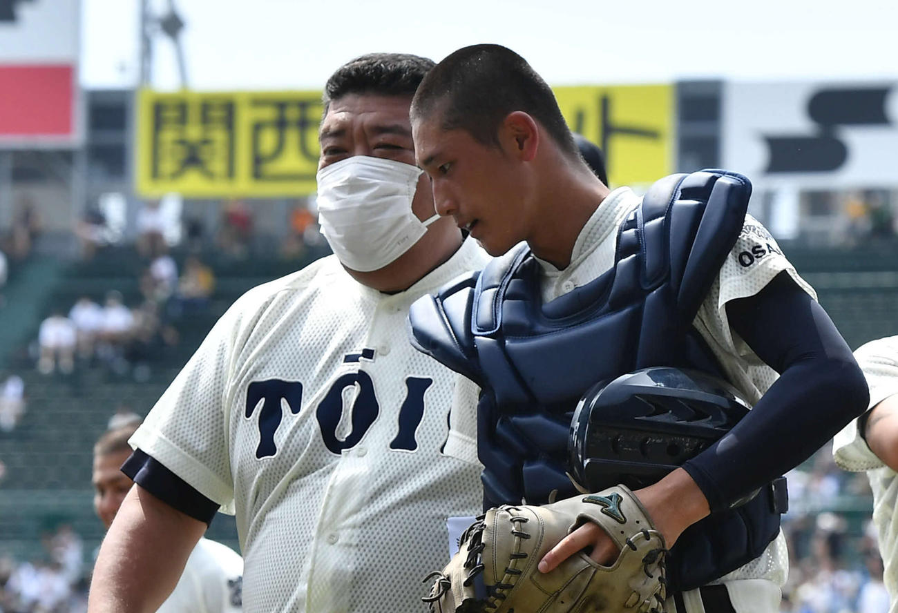 旭川大高に逆転勝利し、松尾（右）と話しながら引き揚げる西谷監督（撮影・岩下翔太）