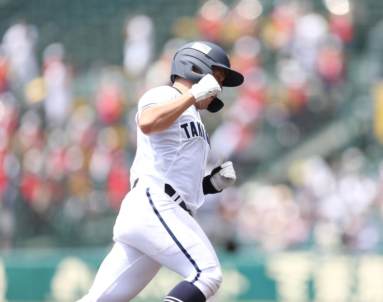 高松商対佐久長聖　5回表高松商2死、ソロ本塁打を放ちガッツポーズする浅野（撮影・宮地輝）